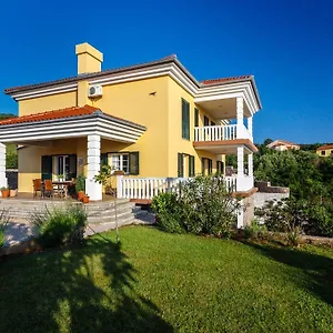 https://villa-mirela.primorje-gorskikotar.com